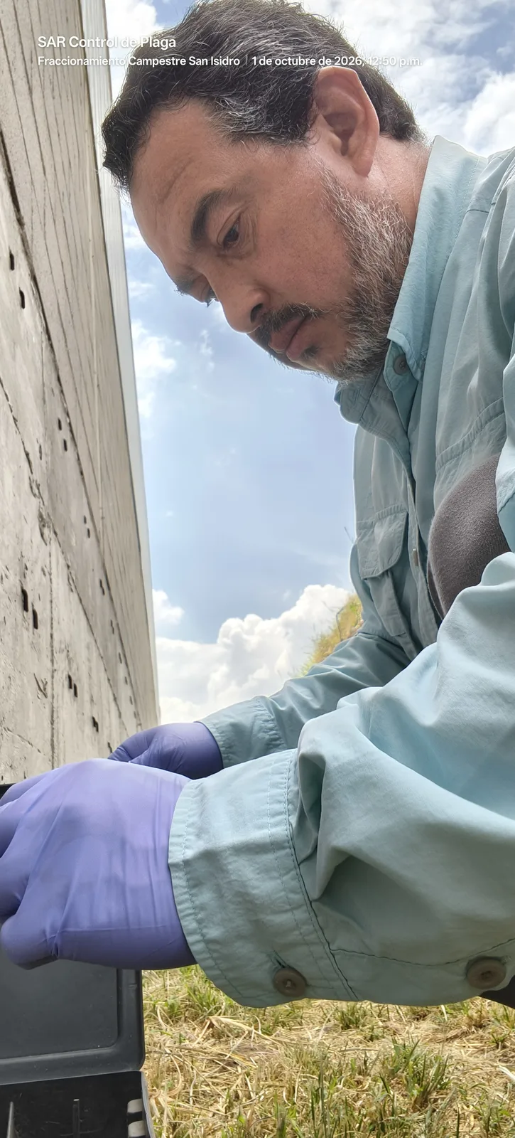 Emmanuel Sauvinett revisando dispositivos de cebado en un cinturon sanitario industrial, El Marques, Queretaro